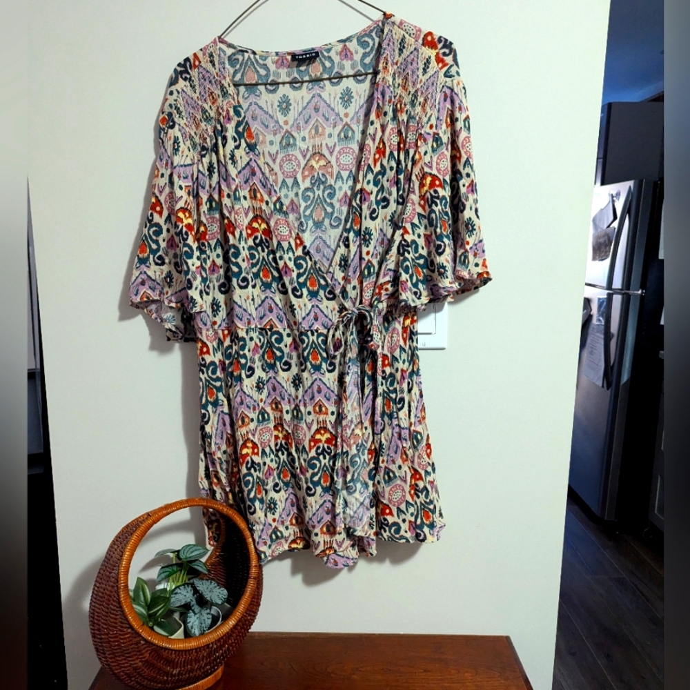 Torrid. Colorful Patterned Faux Wrap Top. Size 1X. Elastic Waist. v Neck. GUC.